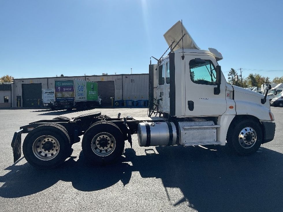 Day Cab Tractor-Heavy Duty Tractors-Freightliner-2018-Cascadia 12564ST-Milford-DE-306,154\n\t\tmiles-$ 42,500 - Image 8