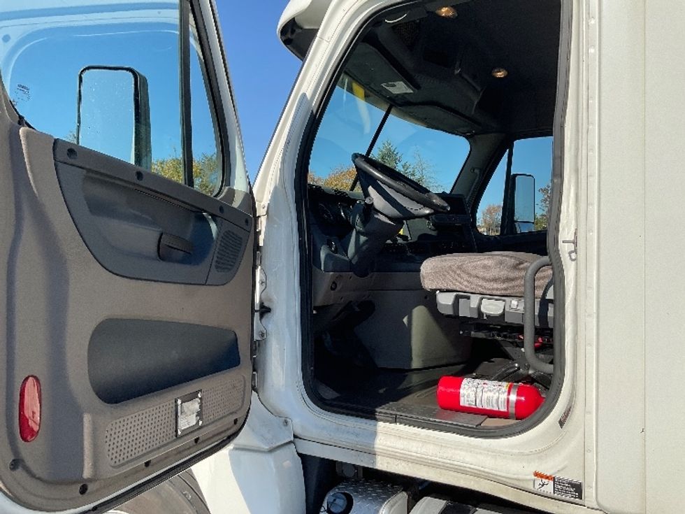 Day Cab Tractor-Heavy Duty Tractors-Freightliner-2018-Cascadia 12564ST-Milford-DE-306,154\n\t\tmiles-$ 42,500 - Image 9