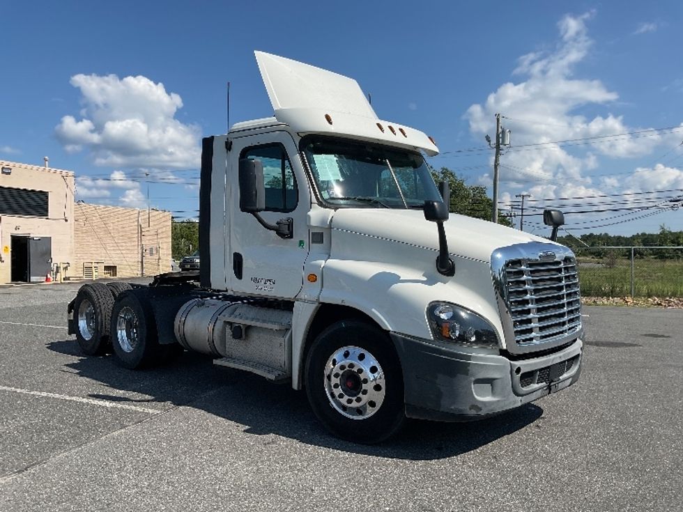 Day Cab Tractor-Heavy Duty Tractors-Freightliner-2018-Cascadia 12564ST-Millville-NJ-239,776\n\t\tmiles-$ 43,000 - Image 1