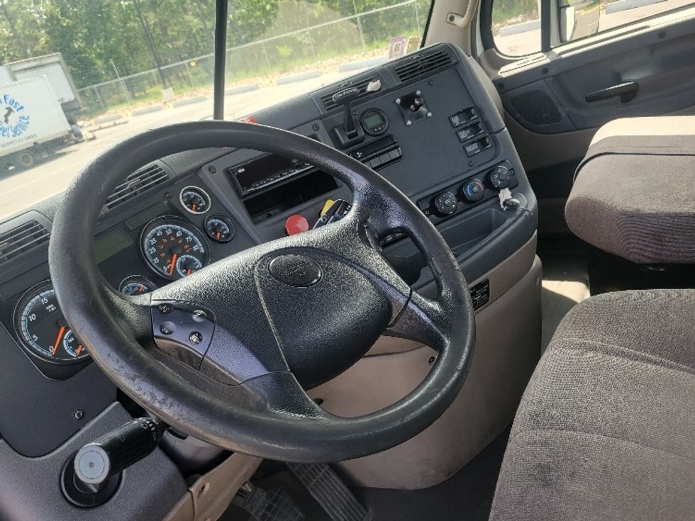 Day Cab Tractor-Heavy Duty Tractors-Freightliner-2018-Cascadia 12564ST-Millville-NJ-239,776\n\t\tmiles-$ 43,000 - Image 10