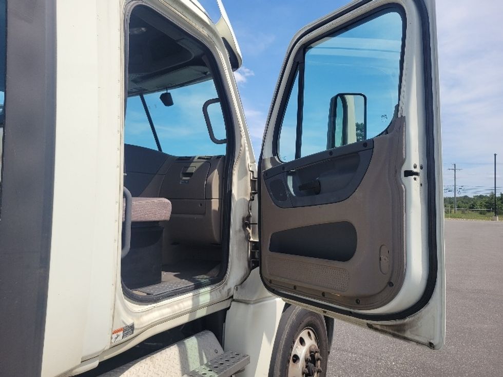 Day Cab Tractor-Heavy Duty Tractors-Freightliner-2018-Cascadia 12564ST-Millville-NJ-239,776\n\t\tmiles-$ 43,000 - Image 12
