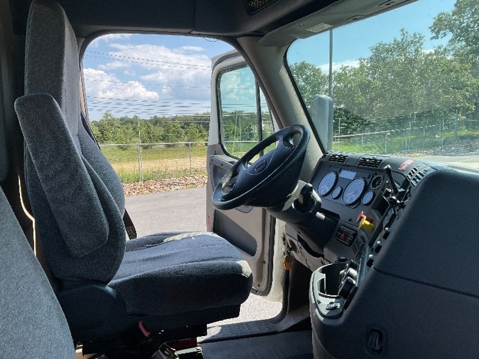 Day Cab Tractor-Heavy Duty Tractors-Freightliner-2018-Cascadia 12564ST-Millville-NJ-239,776\n\t\tmiles-$ 43,000 - Image 14