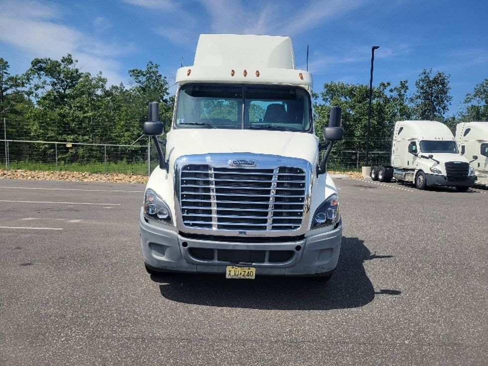 Day Cab Tractor-Heavy Duty Tractors-Freightliner-2018-Cascadia 12564ST-Millville-NJ-239,776\n\t\tmiles-$ 43,000 - Image 2