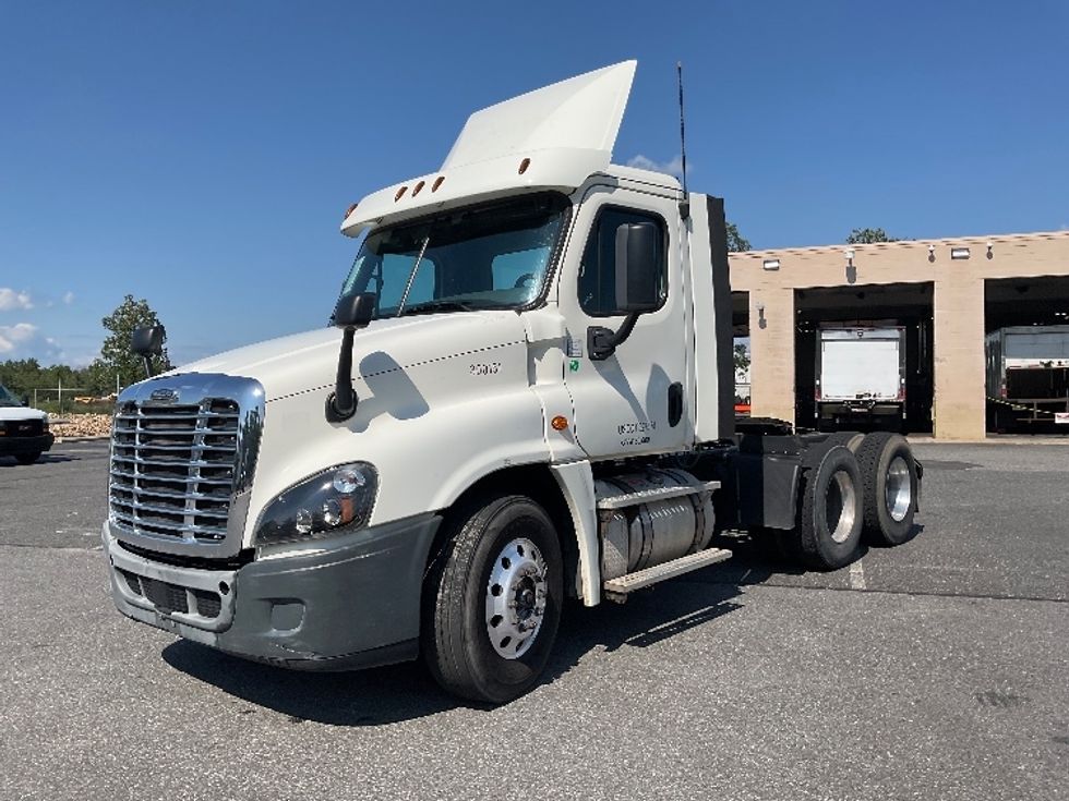 Day Cab Tractor-Heavy Duty Tractors-Freightliner-2018-Cascadia 12564ST-Millville-NJ-239,776\n\t\tmiles-$ 43,000 - Image 3