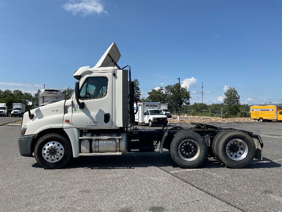Day Cab Tractor-Heavy Duty Tractors-Freightliner-2018-Cascadia 12564ST-Millville-NJ-239,776\n\t\tmiles-$ 43,000 - Image 4