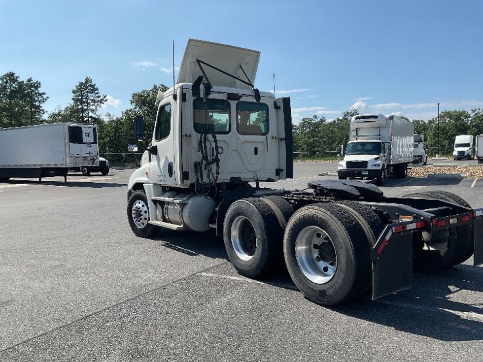 Day Cab Tractor-Heavy Duty Tractors-Freightliner-2018-Cascadia 12564ST-Millville-NJ-239,776\n\t\tmiles-$ 43,000 - Image 5