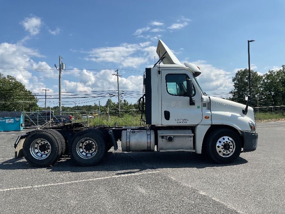 Day Cab Tractor-Heavy Duty Tractors-Freightliner-2018-Cascadia 12564ST-Millville-NJ-239,776\n\t\tmiles-$ 43,000 - Image 8