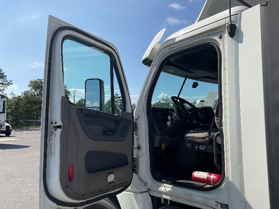 Day Cab Tractor-Heavy Duty Tractors-Freightliner-2018-Cascadia 12564ST-Millville-NJ-239,776\n\t\tmiles-$ 43,000 - Image 9