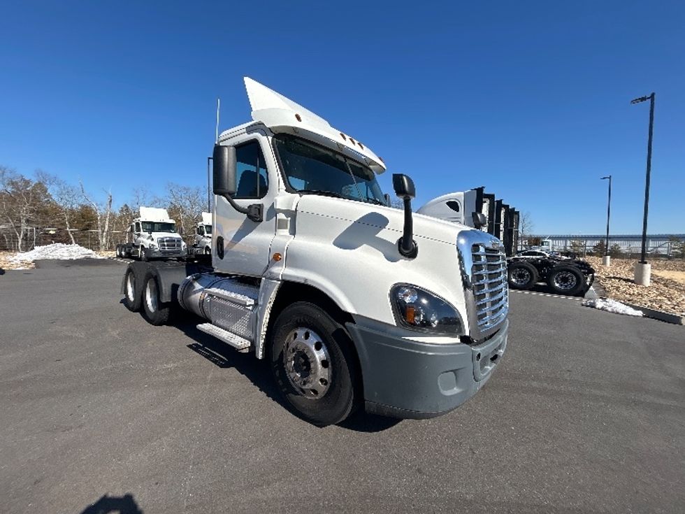 Day Cab Tractor-Heavy Duty Tractors-Freightliner-2018-Cascadia 12564ST-Millville-NJ-468,689\n\t\tmiles-$ 33,500 - Image 1
