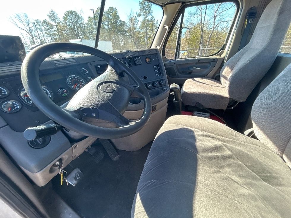 Day Cab Tractor-Heavy Duty Tractors-Freightliner-2018-Cascadia 12564ST-Millville-NJ-468,689\n\t\tmiles-$ 33,500 - Image 10
