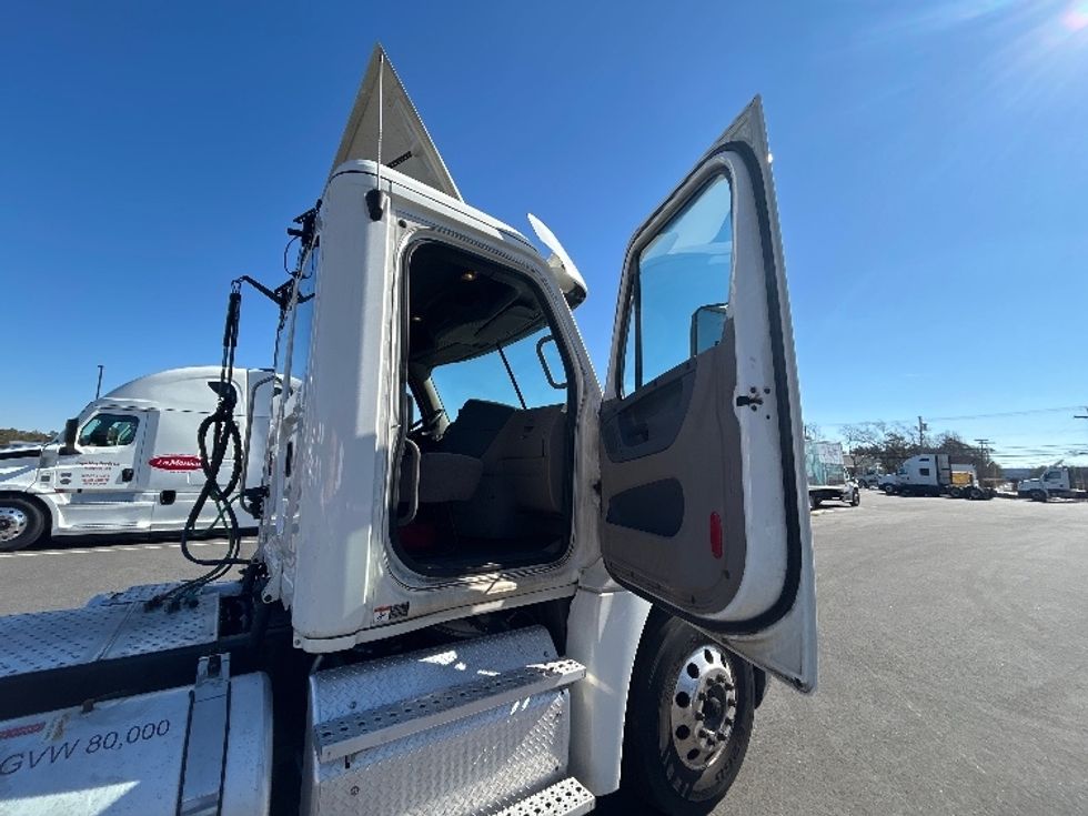 Day Cab Tractor-Heavy Duty Tractors-Freightliner-2018-Cascadia 12564ST-Millville-NJ-468,689\n\t\tmiles-$ 33,500 - Image 12