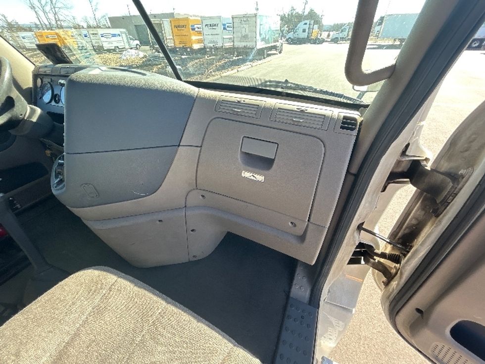 Day Cab Tractor-Heavy Duty Tractors-Freightliner-2018-Cascadia 12564ST-Millville-NJ-468,689\n\t\tmiles-$ 33,500 - Image 13