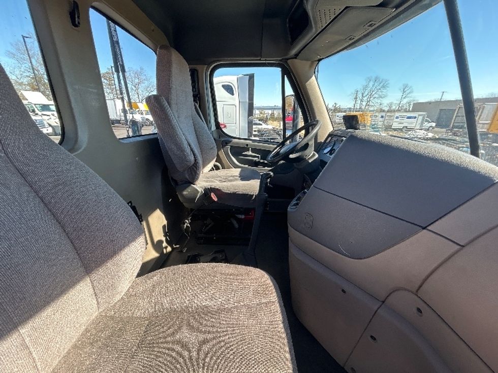 Day Cab Tractor-Heavy Duty Tractors-Freightliner-2018-Cascadia 12564ST-Millville-NJ-468,689\n\t\tmiles-$ 33,500 - Image 14