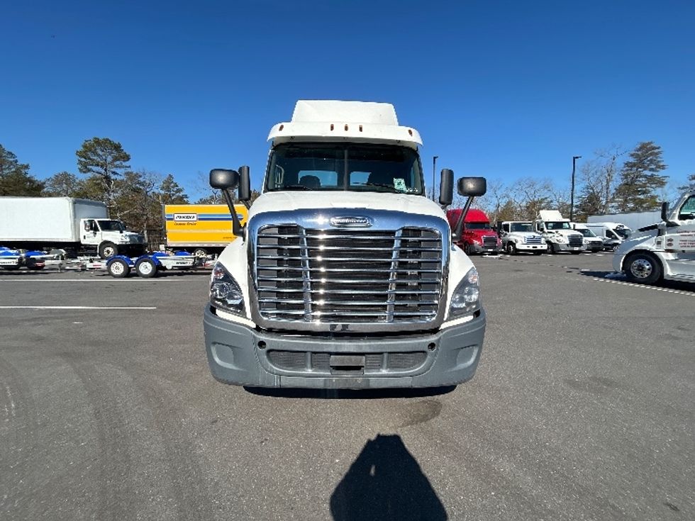 Day Cab Tractor-Heavy Duty Tractors-Freightliner-2018-Cascadia 12564ST-Millville-NJ-468,689\n\t\tmiles-$ 33,500 - Image 2