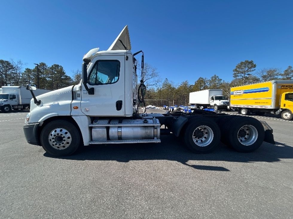 Day Cab Tractor-Heavy Duty Tractors-Freightliner-2018-Cascadia 12564ST-Millville-NJ-468,689\n\t\tmiles-$ 33,500 - Image 4