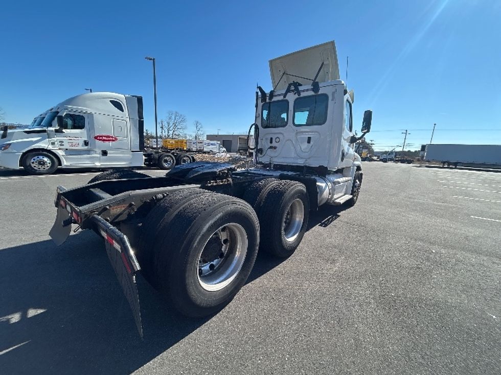 Day Cab Tractor-Heavy Duty Tractors-Freightliner-2018-Cascadia 12564ST-Millville-NJ-468,689\n\t\tmiles-$ 33,500 - Image 7