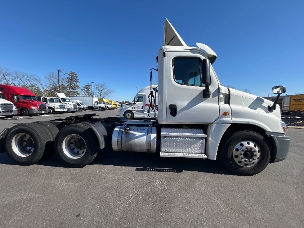 Day Cab Tractor-Heavy Duty Tractors-Freightliner-2018-Cascadia 12564ST-Millville-NJ-468,689\n\t\tmiles-$ 33,500 - Image 8