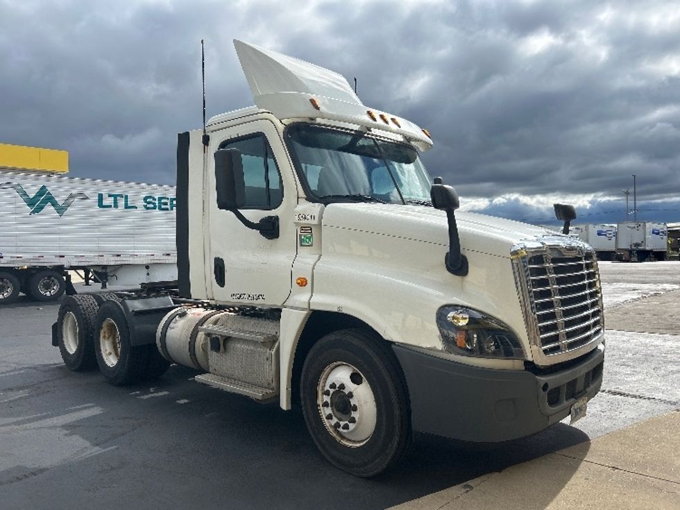 Day Cab Tractor-Heavy Duty Tractors-Freightliner-2018-Cascadia 12564ST-Milwaukee-WI-438,987\n\t\tmiles-$ 33,750 - Image 1