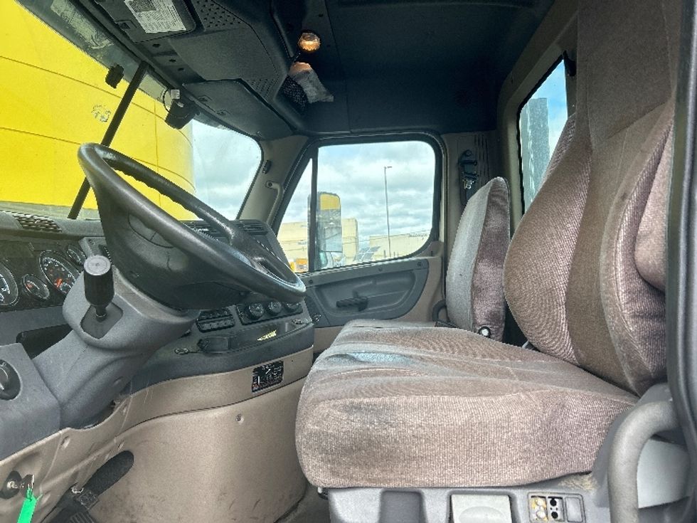 Day Cab Tractor-Heavy Duty Tractors-Freightliner-2018-Cascadia 12564ST-Milwaukee-WI-438,987\n\t\tmiles-$ 33,750 - Image 10