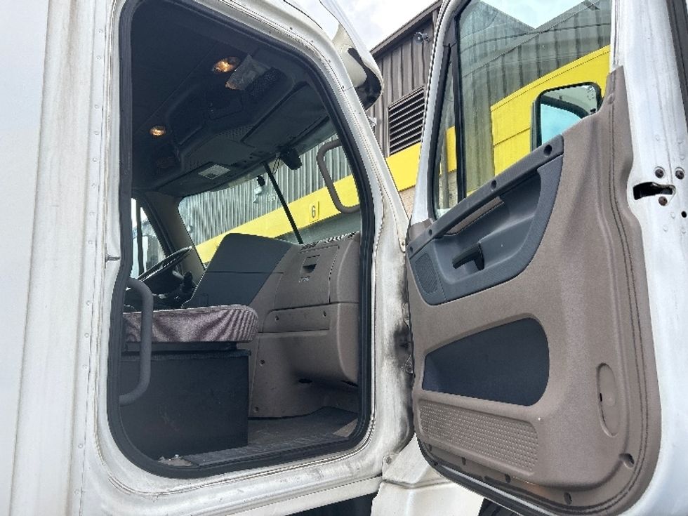 Day Cab Tractor-Heavy Duty Tractors-Freightliner-2018-Cascadia 12564ST-Milwaukee-WI-438,987\n\t\tmiles-$ 33,750 - Image 12