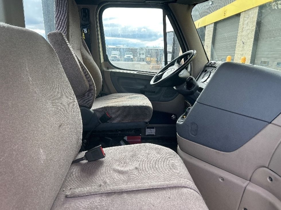 Day Cab Tractor-Heavy Duty Tractors-Freightliner-2018-Cascadia 12564ST-Milwaukee-WI-438,987\n\t\tmiles-$ 33,750 - Image 14