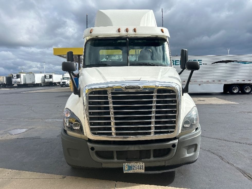 Day Cab Tractor-Heavy Duty Tractors-Freightliner-2018-Cascadia 12564ST-Milwaukee-WI-438,987\n\t\tmiles-$ 33,750 - Image 2