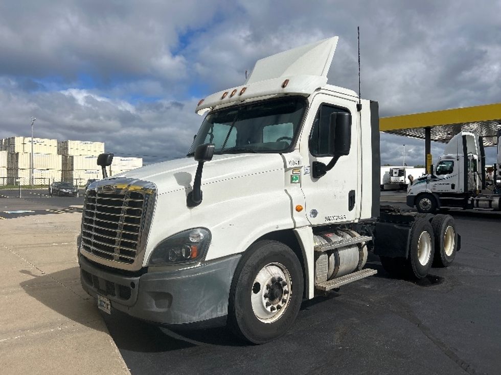 Day Cab Tractor-Heavy Duty Tractors-Freightliner-2018-Cascadia 12564ST-Milwaukee-WI-438,987\n\t\tmiles-$ 33,750 - Image 3