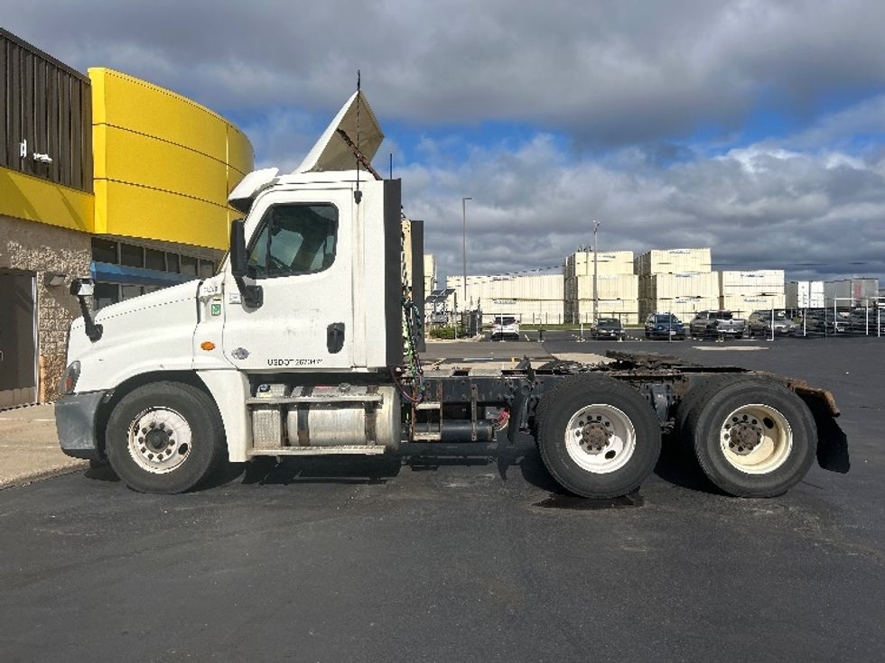 Day Cab Tractor-Heavy Duty Tractors-Freightliner-2018-Cascadia 12564ST-Milwaukee-WI-438,987\n\t\tmiles-$ 33,750 - Image 4
