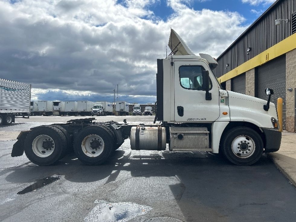 Day Cab Tractor-Heavy Duty Tractors-Freightliner-2018-Cascadia 12564ST-Milwaukee-WI-438,987\n\t\tmiles-$ 33,750 - Image 8