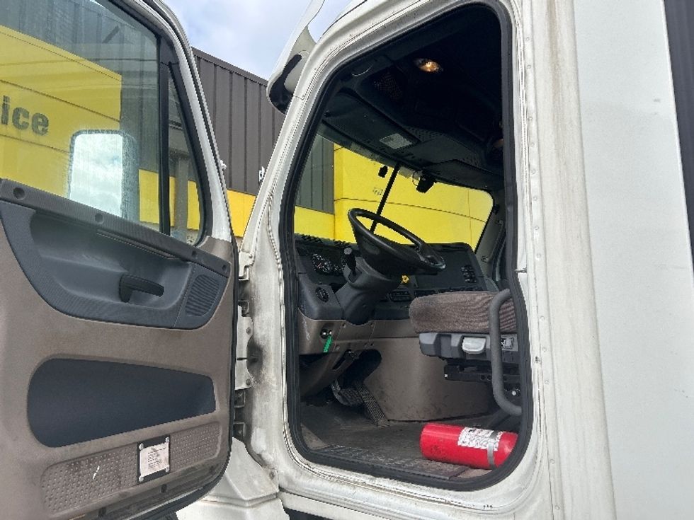 Day Cab Tractor-Heavy Duty Tractors-Freightliner-2018-Cascadia 12564ST-Milwaukee-WI-438,987\n\t\tmiles-$ 33,750 - Image 9