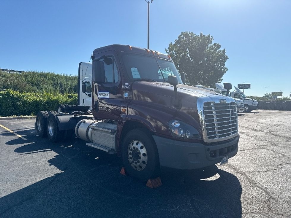 Day Cab Tractor-Heavy Duty Tractors-Freightliner-2018-Cascadia 12564ST-Milwaukee-WI-476,611\n\t\tmiles-$ 42,000 - Image 1