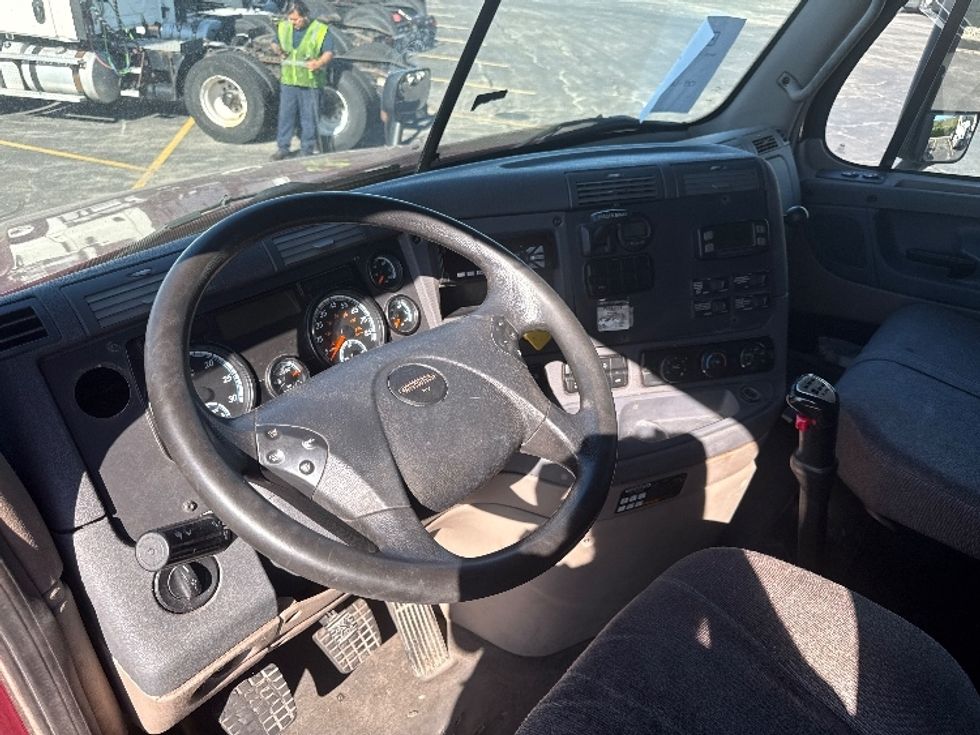 Day Cab Tractor-Heavy Duty Tractors-Freightliner-2018-Cascadia 12564ST-Milwaukee-WI-476,611\n\t\tmiles-$ 42,000 - Image 10