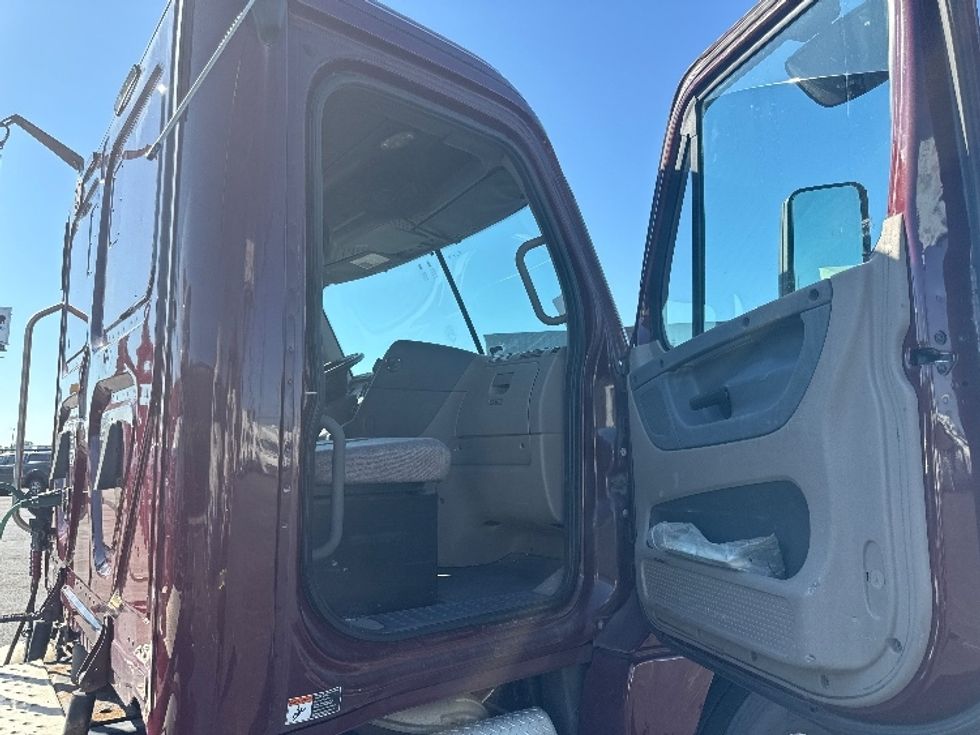 Day Cab Tractor-Heavy Duty Tractors-Freightliner-2018-Cascadia 12564ST-Milwaukee-WI-476,611\n\t\tmiles-$ 42,000 - Image 11
