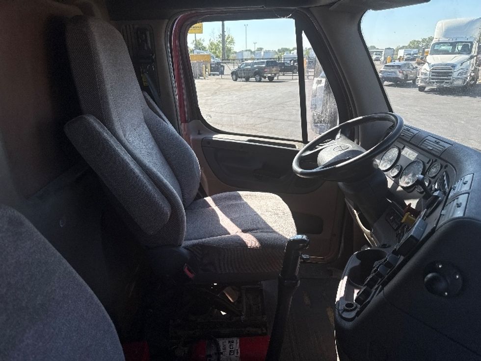 Day Cab Tractor-Heavy Duty Tractors-Freightliner-2018-Cascadia 12564ST-Milwaukee-WI-476,611\n\t\tmiles-$ 42,000 - Image 13