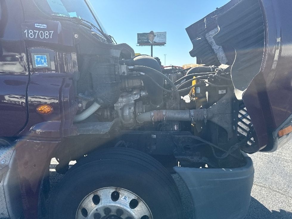 Day Cab Tractor-Heavy Duty Tractors-Freightliner-2018-Cascadia 12564ST-Milwaukee-WI-476,611\n\t\tmiles-$ 42,000 - Image 14