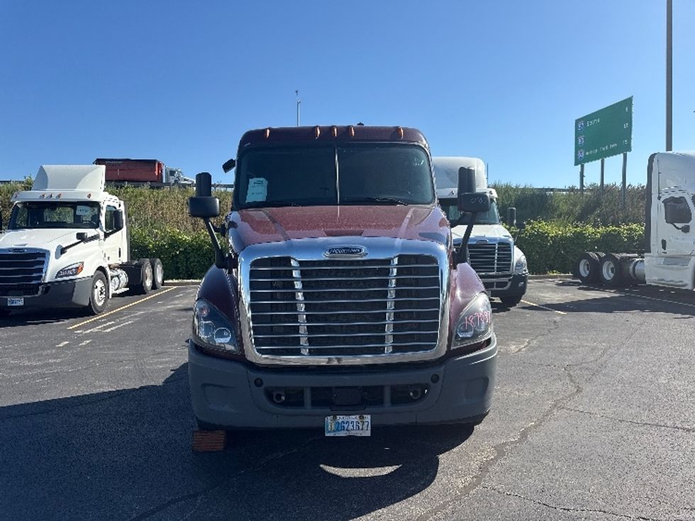 Day Cab Tractor-Heavy Duty Tractors-Freightliner-2018-Cascadia 12564ST-Milwaukee-WI-476,611\n\t\tmiles-$ 42,000 - Image 2