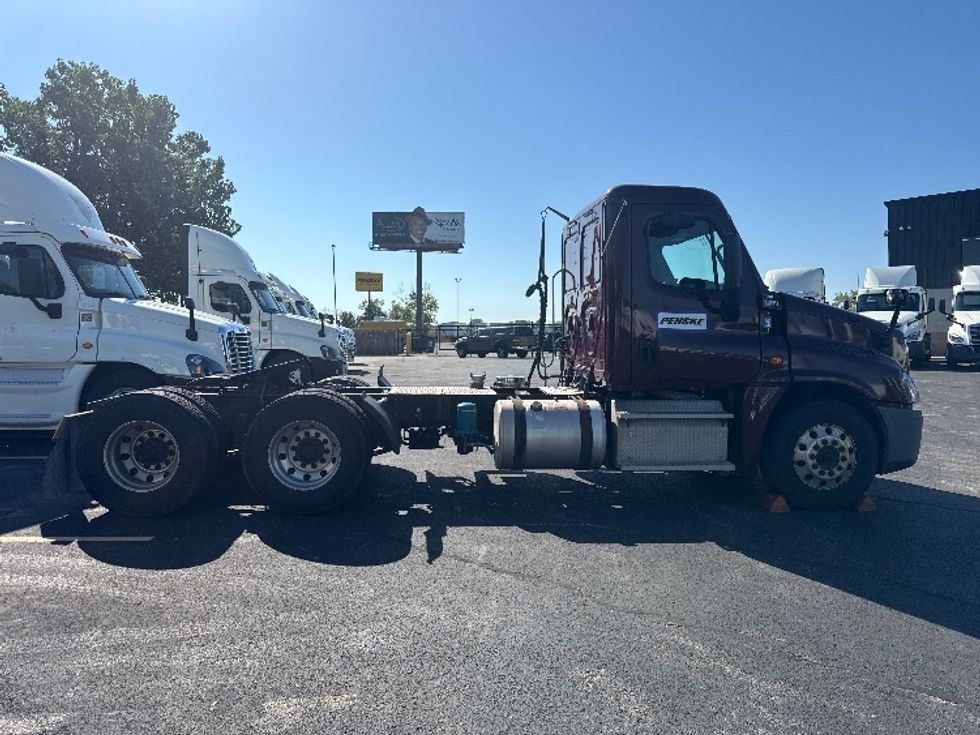 Day Cab Tractor-Heavy Duty Tractors-Freightliner-2018-Cascadia 12564ST-Milwaukee-WI-476,611\n\t\tmiles-$ 42,000 - Image 8
