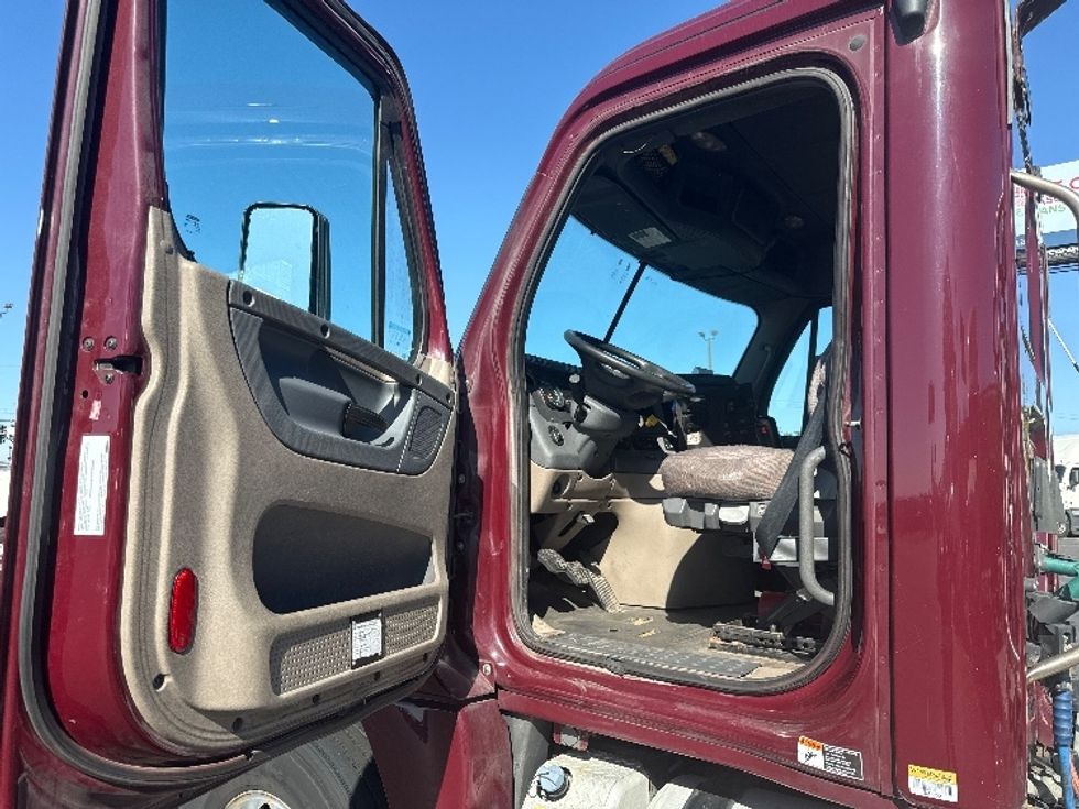 Day Cab Tractor-Heavy Duty Tractors-Freightliner-2018-Cascadia 12564ST-Milwaukee-WI-476,611\n\t\tmiles-$ 42,000 - Image 9