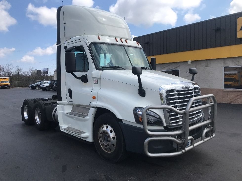 Day Cab Tractor-Heavy Duty Tractors-Freightliner-2018-Cascadia 12564ST-Milwaukee-WI-529,170\n\t\tmiles-$ 31,250 - Image 1