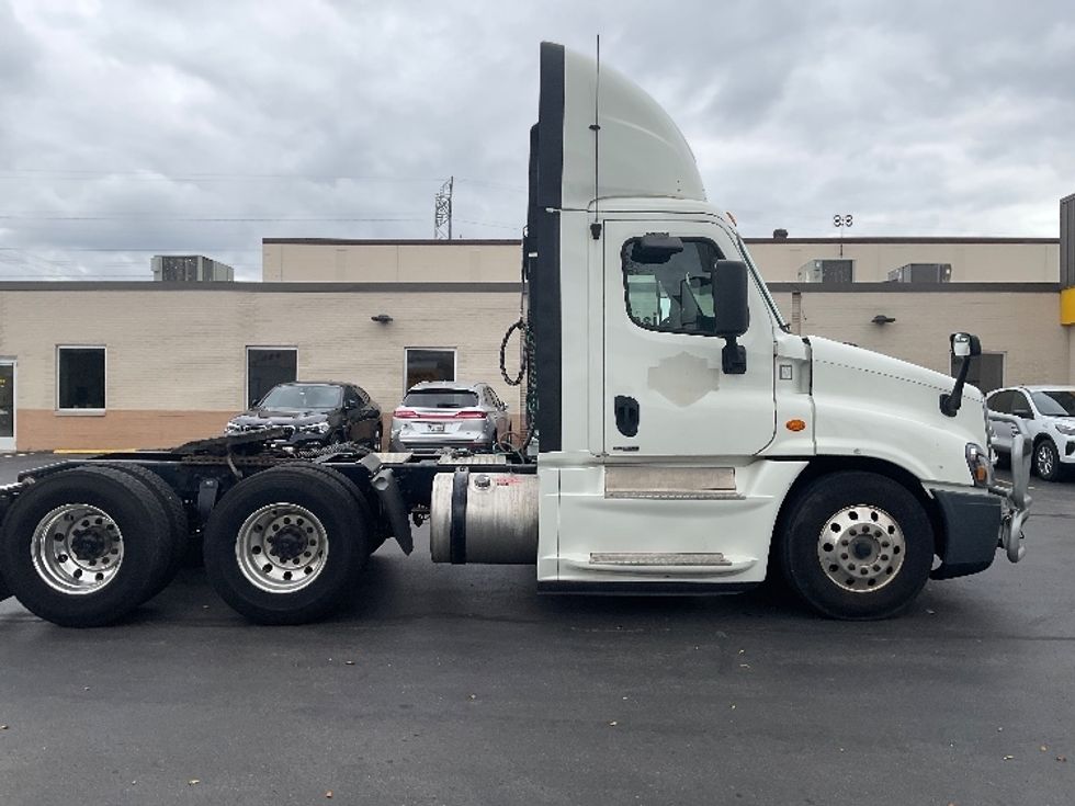 Day Cab Tractor-Heavy Duty Tractors-Freightliner-2018-Cascadia 12564ST-Milwaukee-WI-529,170\n\t\tmiles-$ 31,250 - Image 8