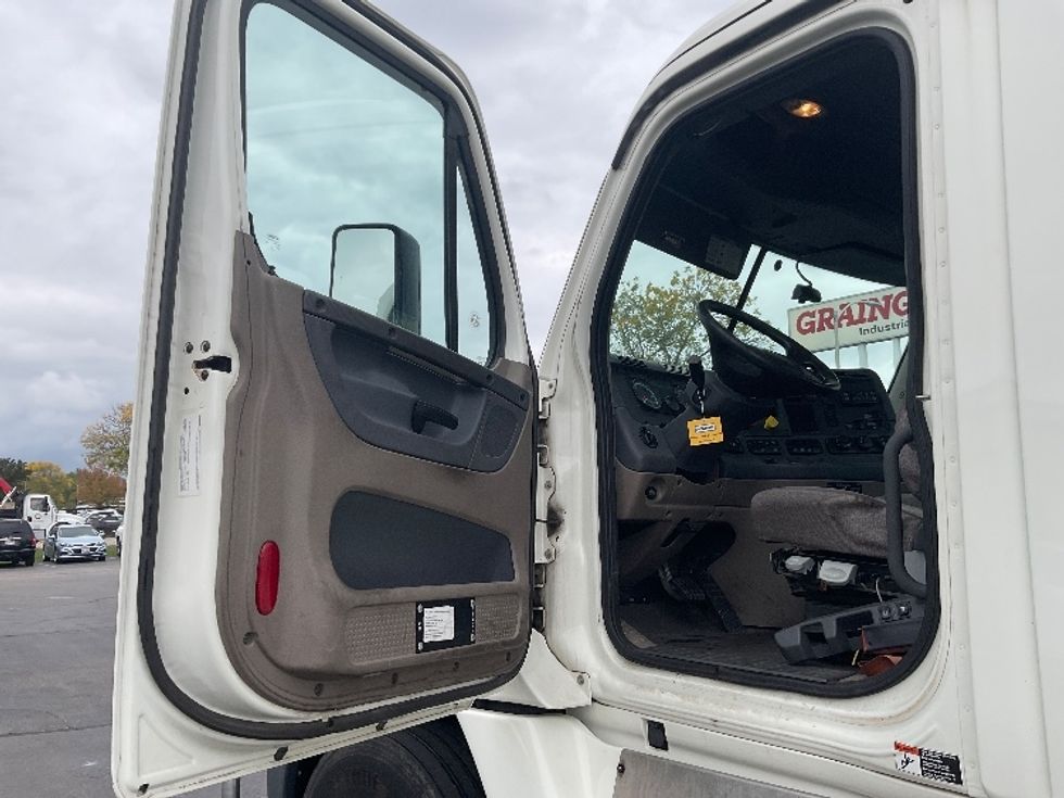 Day Cab Tractor-Heavy Duty Tractors-Freightliner-2018-Cascadia 12564ST-Milwaukee-WI-529,170\n\t\tmiles-$ 31,250 - Image 9