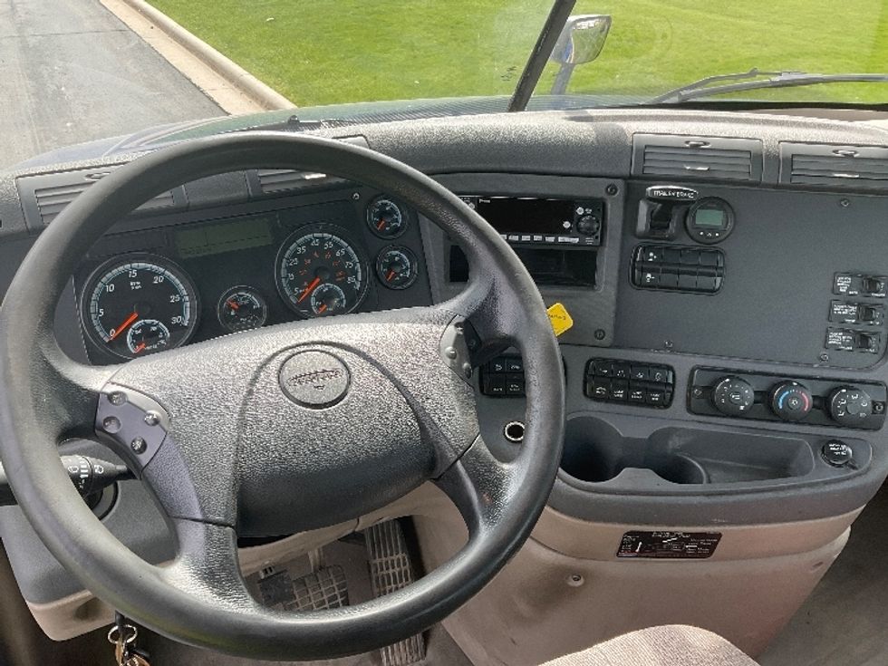 Day Cab Tractor-Heavy Duty Tractors-Freightliner-2018-Cascadia 12564ST-Milwaukee-WI-542,273\n\t\tmiles-$ 30,250 - Image 8