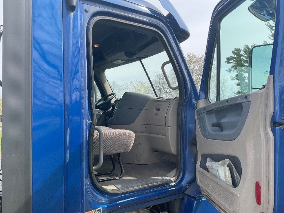 Day Cab Tractor-Heavy Duty Tractors-Freightliner-2018-Cascadia 12564ST-Milwaukee-WI-542,273\n\t\tmiles-$ 30,250 - Image 9