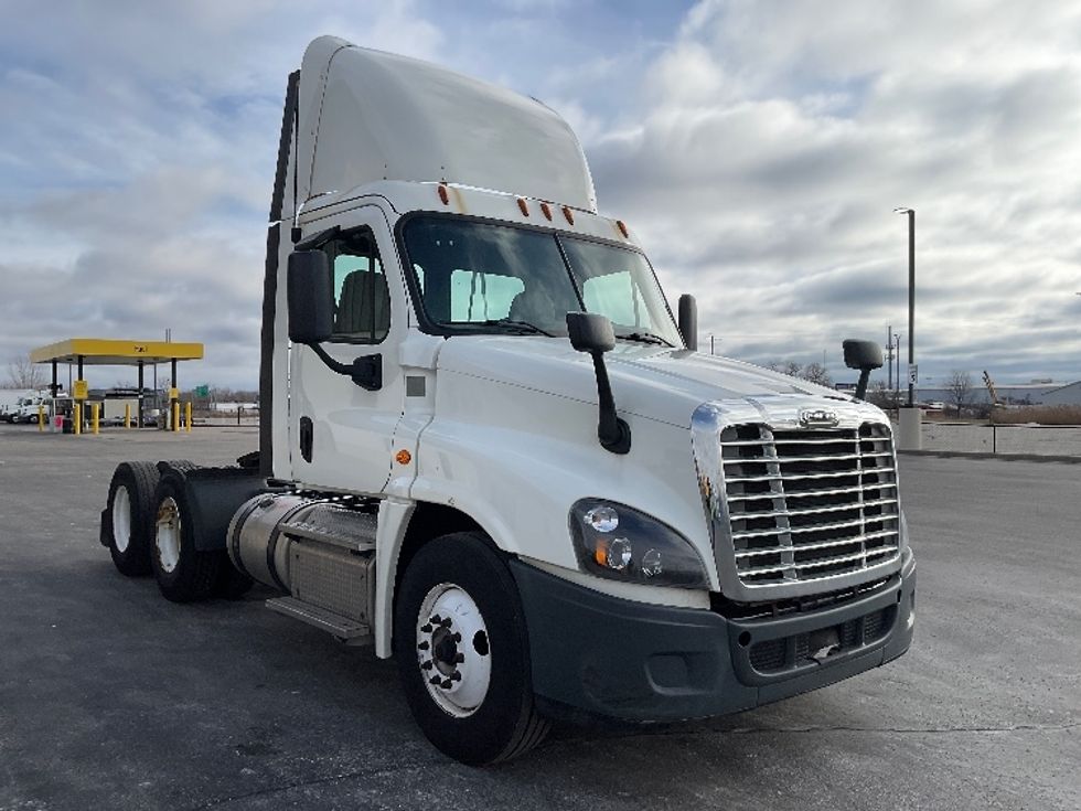 Day Cab Tractor-Heavy Duty Tractors-Freightliner-2018-Cascadia 12564ST-Milwaukee-WI-575,274\n\t\tmiles-$ 32,250 - Image 1