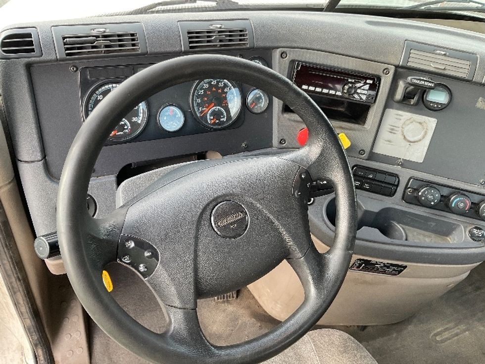 Day Cab Tractor-Heavy Duty Tractors-Freightliner-2018-Cascadia 12564ST-Milwaukee-WI-575,274\n\t\tmiles-$ 32,250 - Image 11
