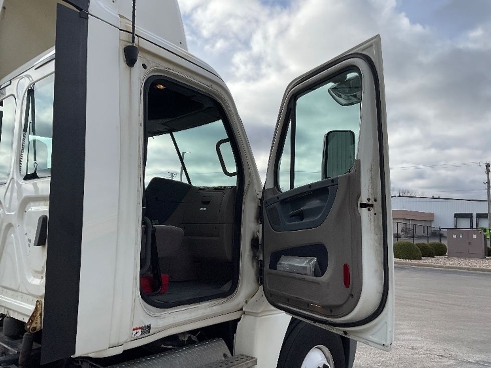 Day Cab Tractor-Heavy Duty Tractors-Freightliner-2018-Cascadia 12564ST-Milwaukee-WI-575,274\n\t\tmiles-$ 32,250 - Image 12
