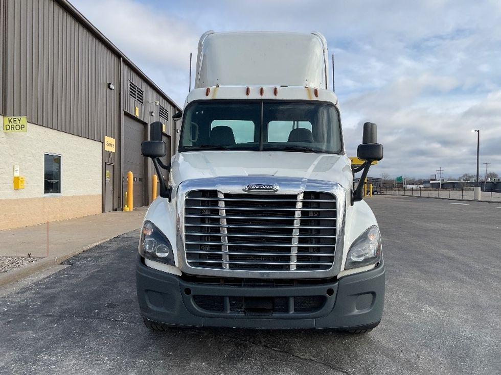 Day Cab Tractor-Heavy Duty Tractors-Freightliner-2018-Cascadia 12564ST-Milwaukee-WI-575,274\n\t\tmiles-$ 32,250 - Image 2