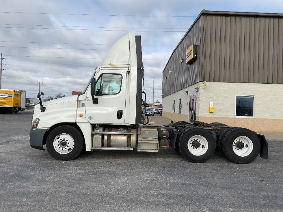 Day Cab Tractor-Heavy Duty Tractors-Freightliner-2018-Cascadia 12564ST-Milwaukee-WI-575,274\n\t\tmiles-$ 32,250 - Image 4