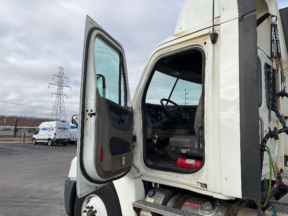 Day Cab Tractor-Heavy Duty Tractors-Freightliner-2018-Cascadia 12564ST-Milwaukee-WI-575,274\n\t\tmiles-$ 32,250 - Image 9