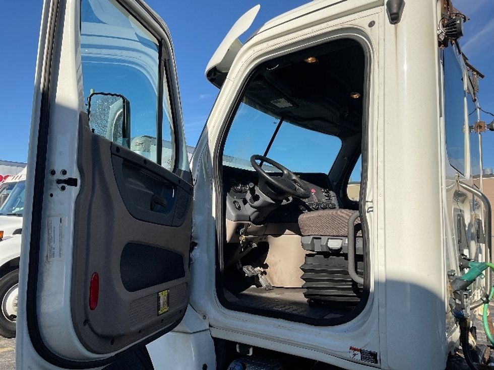 Day Cab Tractor-Heavy Duty Tractors-Freightliner-2018-Cascadia 12564ST-Mississauga-ON-244,164\n\t\tkm-$ 67,000 - Image 9